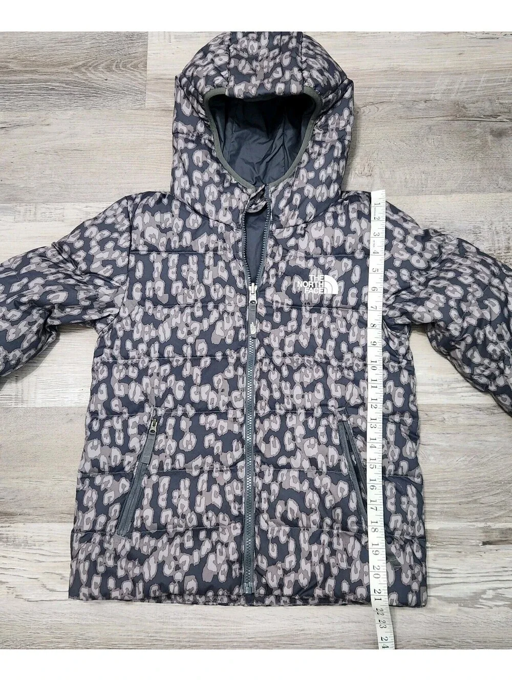 The North Face 550 Down Jacket Kids Size 10/12 Medium Reversible Leopard Grey...